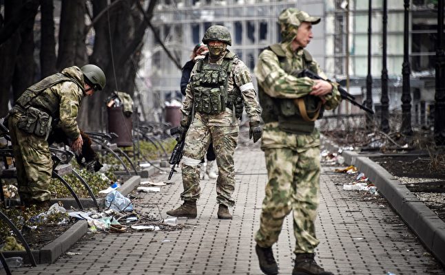 2022年4月12日，俄羅斯士兵在馬里烏波爾（Mariupol）的街道上行走。（Alexander Nemenov/AFP via Getty Images）