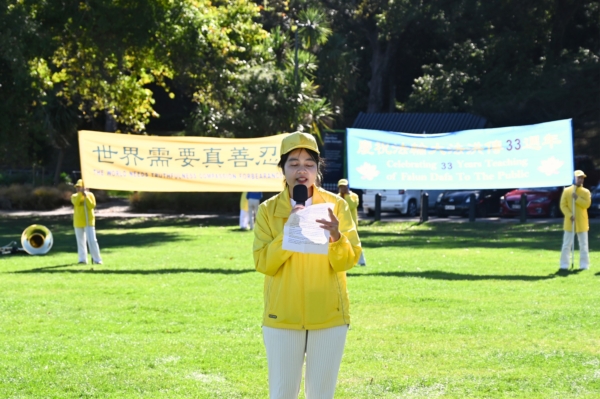 2025年5月3日,紐西蘭部份法輪功學員在北島中部城市哈密爾頓(Hamilton)的羅托魯瓦湖(Lake Rotoroa)公園舉行盛大集會,慶祝5.13『世界法輪大法日』及法輪大法洪傳33周年,並恭祝李洪志大師華誕。圖為來自越南的法輪功學員Gia在集會上發言。(趙凱/大紀元)