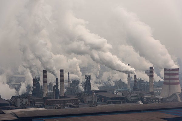 截至2022年6月28日，247家中國鋼廠中在上半年盈利的僅15.15%，同比跌幅高達59.31%。圖為2016年1月的中國唐山市鋼鐵廠。(Xiaolu Chu/Getty Images)