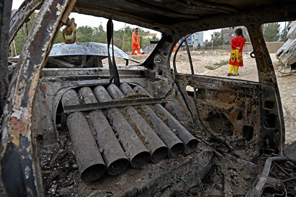 2021年8月30日早晨，數枚火箭彈飛越喀布爾上空，目前沒有傳出美國人員傷亡。這些火箭彈似乎是從圖中受損的汽車中發射的。（WAKIL KOHSAR/AFP via Getty Images）