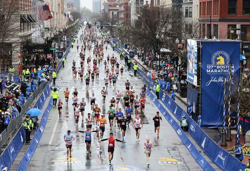 波士頓馬拉松雨中開跑 肯亞跑手包攬男女冠軍