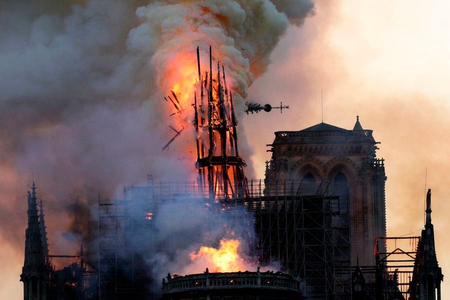 【新聞看點】巴黎聖母院大火之謎 法國哭泣