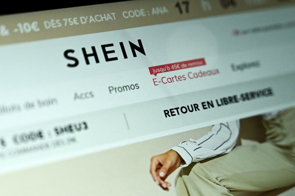 中國 fast fashion巨頭Shein面臨諸多版權盜竊訴訟。圖為2019年3月6日，在巴黎拍攝的在線電子商務網站「Shein」的徽標。（Philippe LOPEZ / AFP）