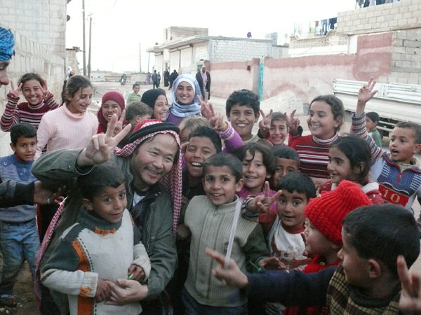 陳維明和可愛的敘利亞小村民。（陳維明提供）
