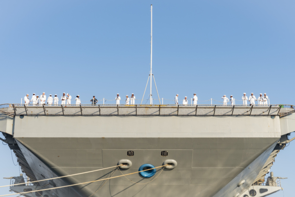 2025年6月24日,世界最大航空母艦福特號(CVN 78)從諾福克海軍基地出發,執行定期部署任務前,艦員們準備在航母護欄上進行操作。(U.S. Navy photo by Mass Communication Specialist 1st Class Anderson W. Branch)