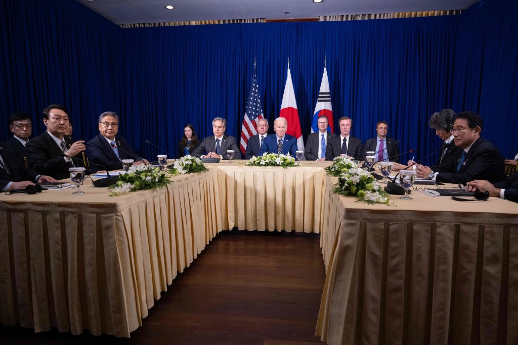 2022年11月13日，美國總統拜登在柬埔寨參加東亞峰會期間，與日本首相岸田文雄和南韓總統尹錫悅舉行三邊會談。（SAUL LOEB/AFP via Getty Images）