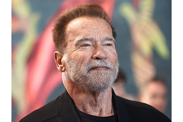 感謝美國人包容 阿諾舒華辛力加逾30年同地點送聖誕禮物