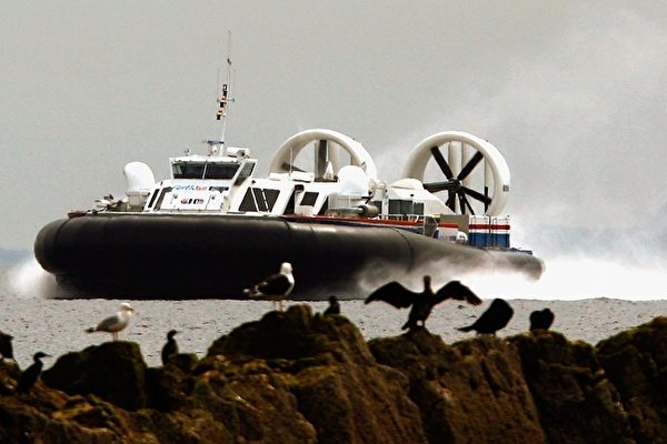 從英國南海搭乘氣墊船可前往知名度假勝地懷特島。（Photo by Jeff J Mitchell/Getty Images）