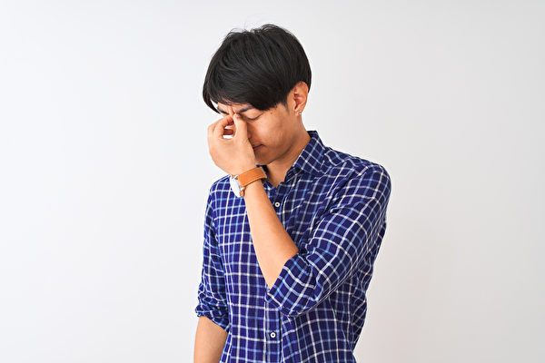 用眼過度會造成傷陰，使眼睛乾澀疲勞。（Shutterstock）
