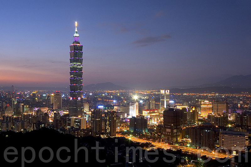 美國徒手攀岩傳奇霍諾德成功登頂台北101