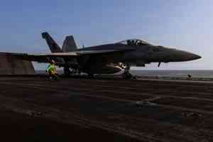 美軍發影片 展示林肯號艦載機飛行員精湛技能