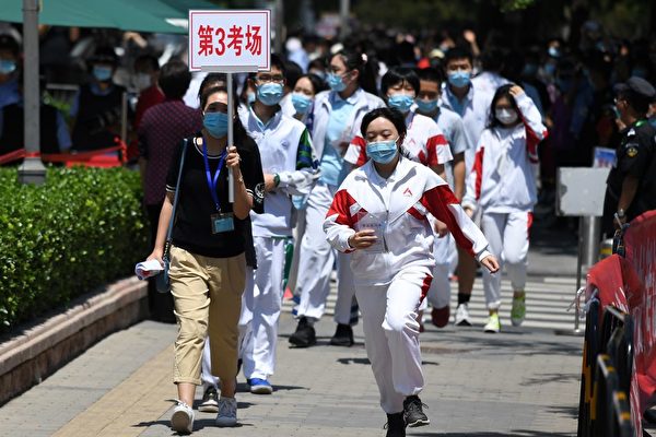 圖為2020年7月7日，北京的考生參加高考。（Greg Baker/AFP via Getty Images）