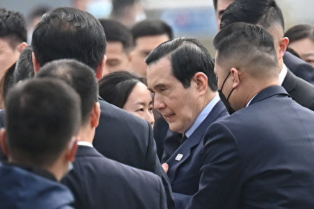 2023年3月29日,中華民國前總統馬英九(C)抵達中國東部江蘇省南京市參觀南京大屠殺紀念館。(GREG BAKER/AFP)(Photo by GREG BAKER/AFP via Getty Images)