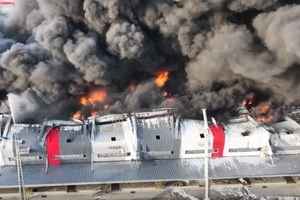 上海松江倉庫突發大火 烈焰衝天濃煙滾滾