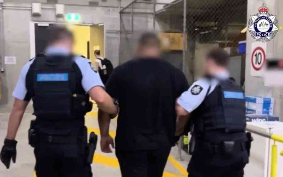 中國抵澳航班兩男被捕 行李箱搜出65公斤海洛英