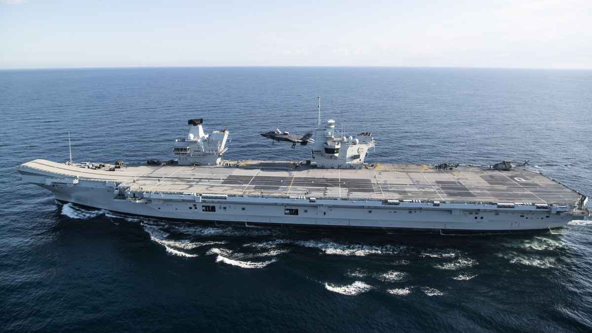 2023年10月11日,美國海軍試飛員駕駛F-35B,降落在英國海軍威爾斯親王號航空母艦(R09)(HMS Prince of Wales R09)上。 (U.S. Navy photo by Dane Wiedmann)