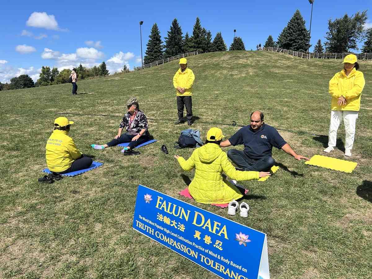 9月7日,在首都的西面的Kanata社區舉辦的文化節上,電力工人兼企業主赫賈齊(Ali Hejazi)分享了他首次學功的感受。他表示,打坐讓他感受到身體與心靈的變化,並激發了他想要深入修煉的渴望。(梁耀/大紀元)