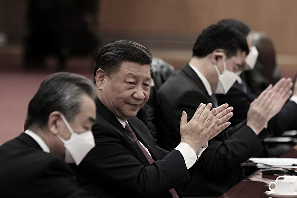 2023年4月19日，（左起）王毅、習近平、秦剛在北京會見來訪的加蓬共和國總統（未圖示）。（Ken Ishii-Pool/Getty Images）