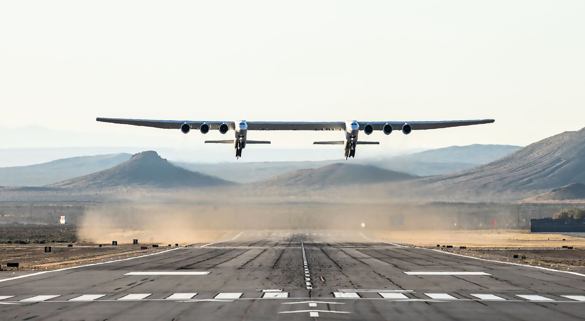 4月13日早上，世界上最大的、獨一無二的飛機Stratolaunch在美國加州莫哈韋（Mojave）沙漠上完成首次試飛。（Handout / Stratolaunch Systems Corp / AFP）
