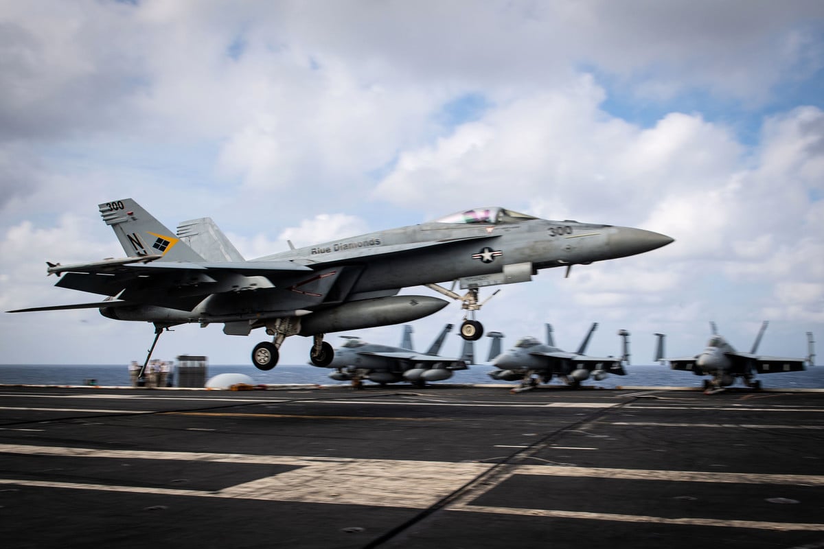 2021年1月20日，美軍F/A-18E大黃蜂戰機在羅斯福號航母（CVN71）上進行起降訓練，羅斯福號航母艦隊目前正在西太平洋巡弋。（美國海軍）