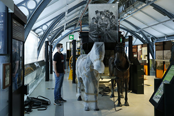 2021年5月10日，英國倫敦，倫敦交通博物館（London Transport Museum）將於5月17日重新對外開放，工作人員正在安置一批馬的模型。（Hollie Adams/Getty Images）