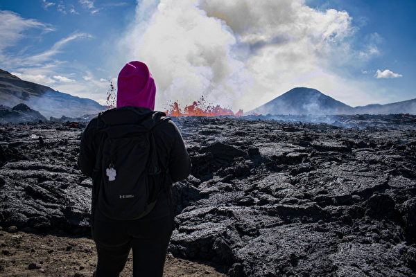 2022年8月4日，冰島法格拉達爾山（Fagradalsfjall）附近，梅拉達利爾（Meradalir）山谷的火山噴發，吸引遊客觀看。（Jeremie Richard/AFP）