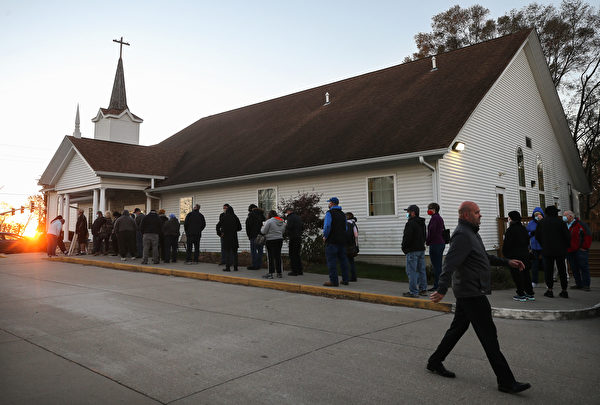 2020年11月3日愛荷華州選民在一個教堂投票點排隊投票。（Mario Tama/Getty Images）