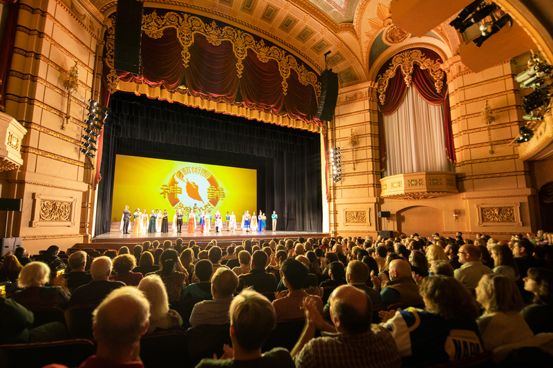 2021年10月24日下午，神韻國際藝術團在錫達拉皮茲帕拉蒙劇院（Paramount Theatre）的第二場演出，票房持續滿場。（陳虎／大紀元）