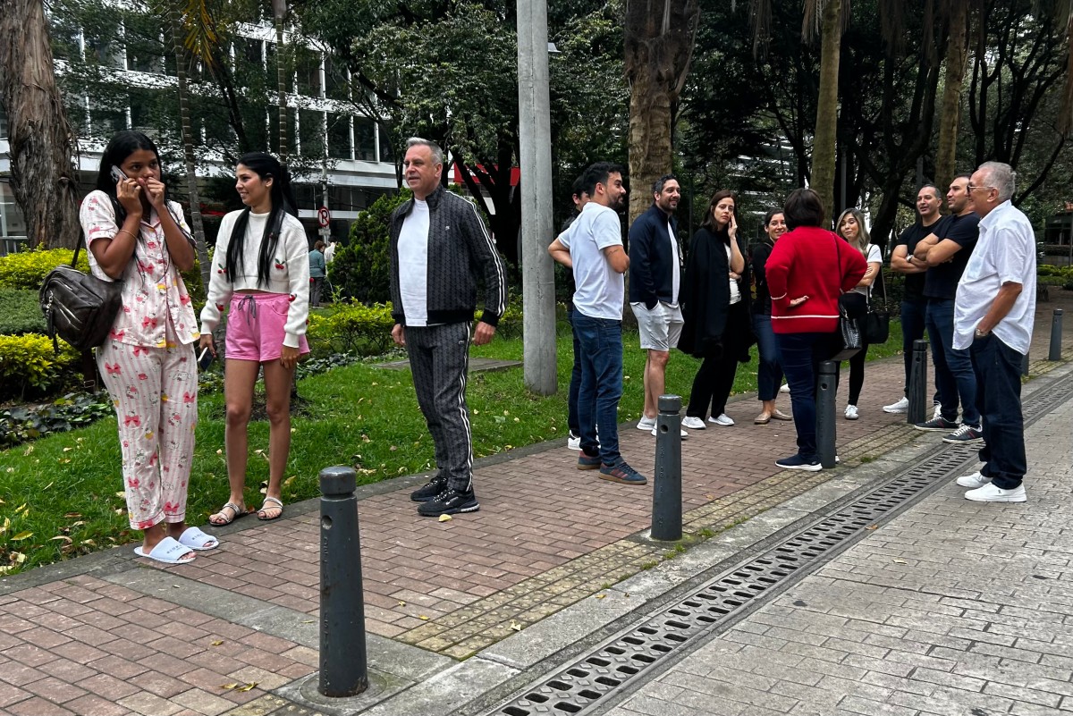 2025年6月8日,哥倫比亞發生6.5級地震後,首都波哥大建築物晃動,民眾聚集在建築外。(Luis ACOSTA / AFP)