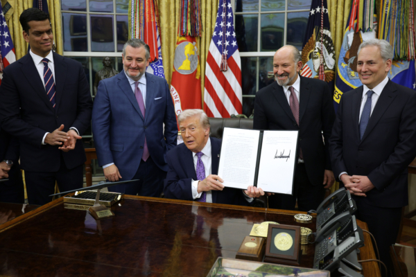 特朗普簽行政令 阻各州自行監管人工智能