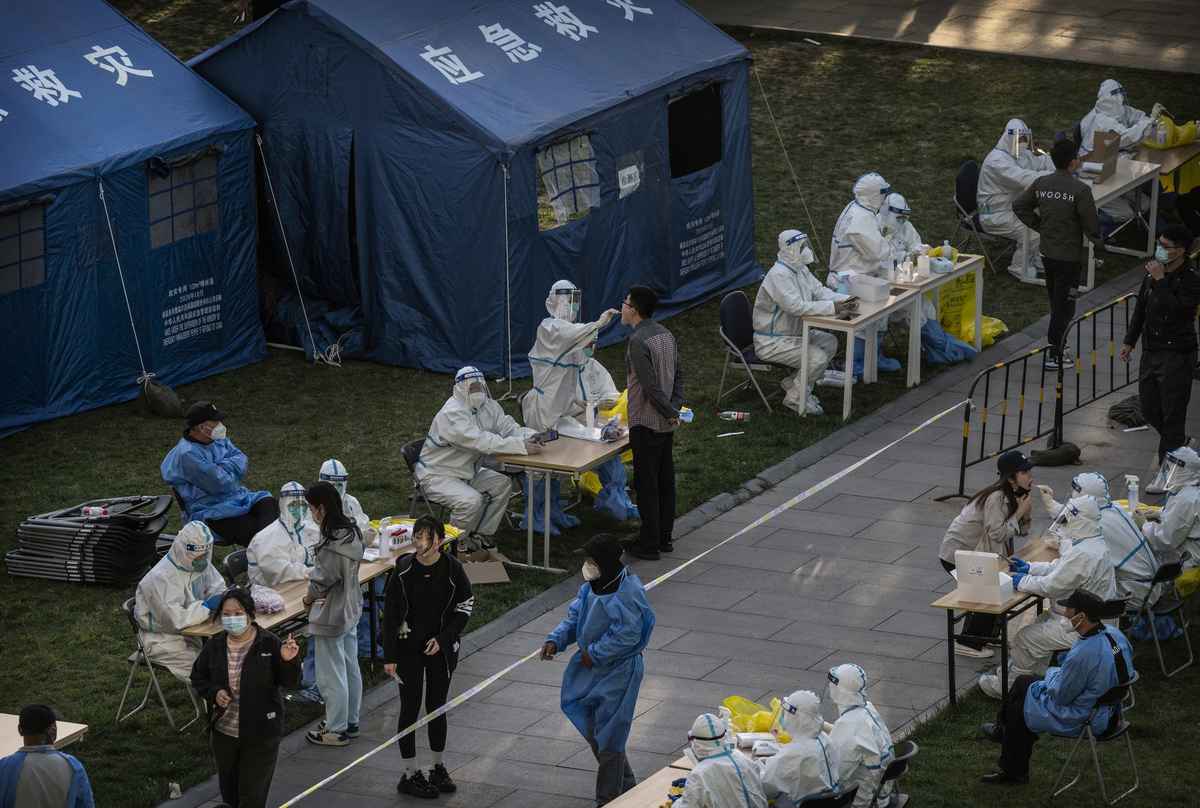 2022年4月26日，在中國北京海淀區，居民被組織在一個臨時檢測點進行集體核酸檢測。（Kevin Frayer/Getty Images）