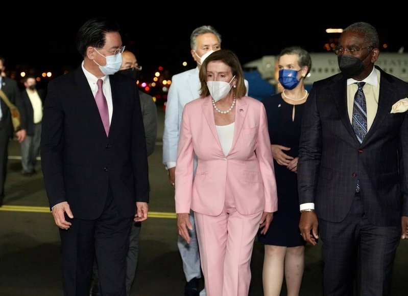 ​2022年8月2日晚間，美國眾議院議長佩洛西（Nancy Pelosi）率團抵台訪問，圖為台灣外交部長吳釗燮代表政府迎接佩洛西議長。（台灣外交部提供）