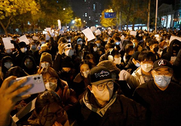 2022年11月27日，大批民眾在北京集會舉白紙抗議，表達對中共過度封控的憤怒。（Noel Celis/AFP）