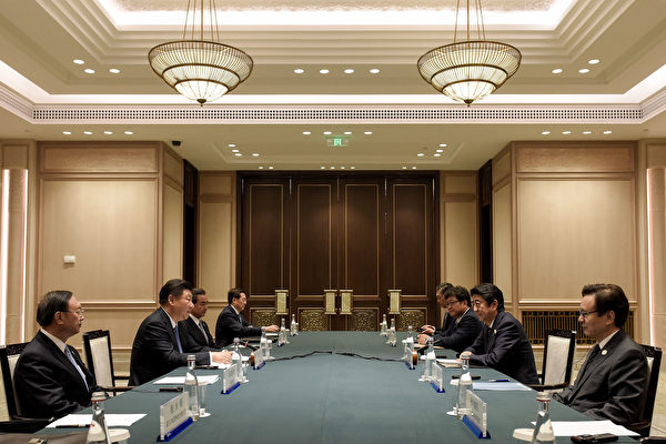 近期，日本首相安倍晉三邀請習近平在今年內二度訪問日本。圖為2016年G20峰會上，習近平（左二）與安倍晉三（右二）會晤。 （Etienne Oliveau/Getty Images）