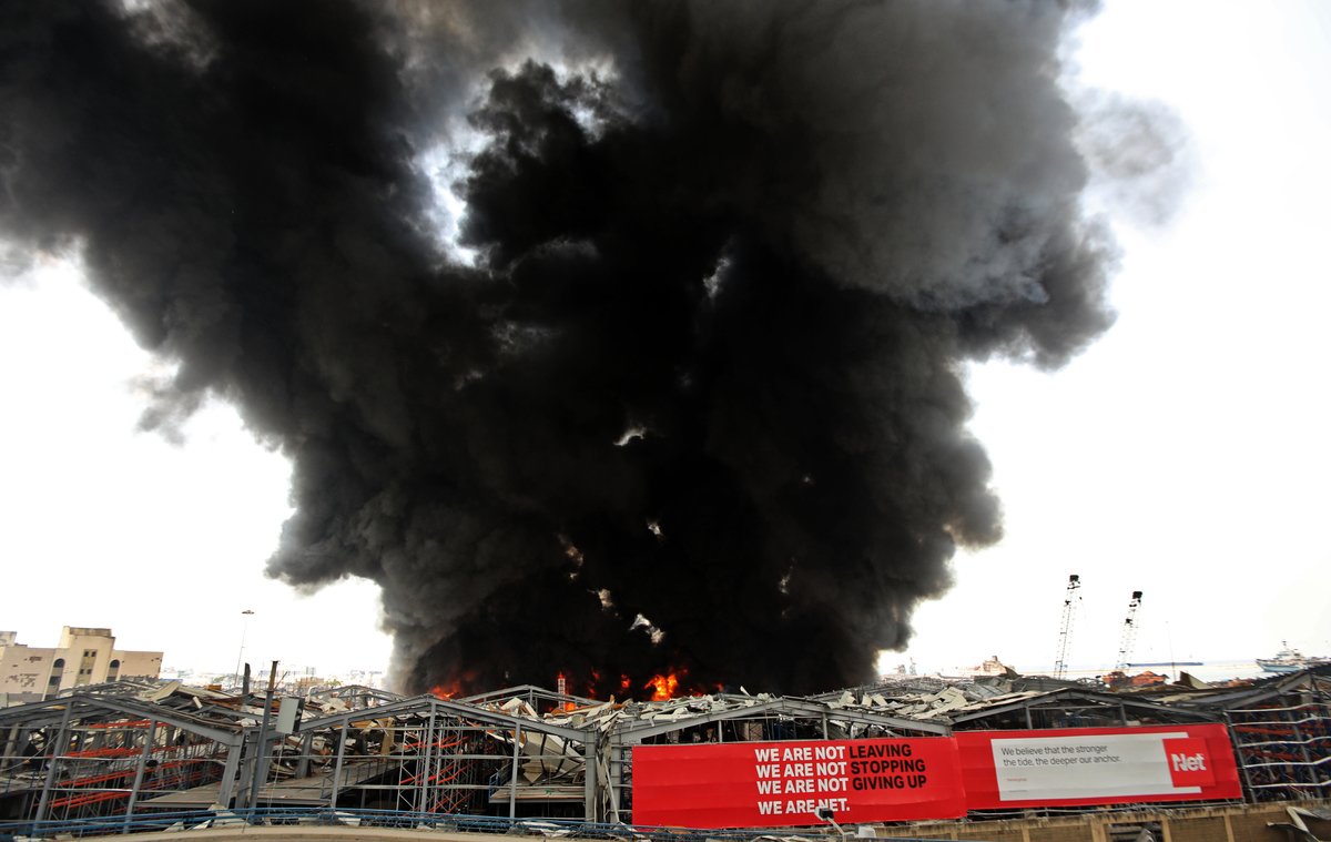 在黎巴嫩首都貝魯特發生慘烈大爆炸後一個多月，2020年9月9日，貝魯特港再次發生大火，現場濃煙滾滾。（ANWAR AMRO/AFP）