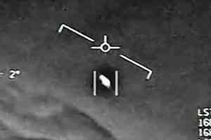 飛行員與銀色罐狀UFO並肩飛行 航管員回應