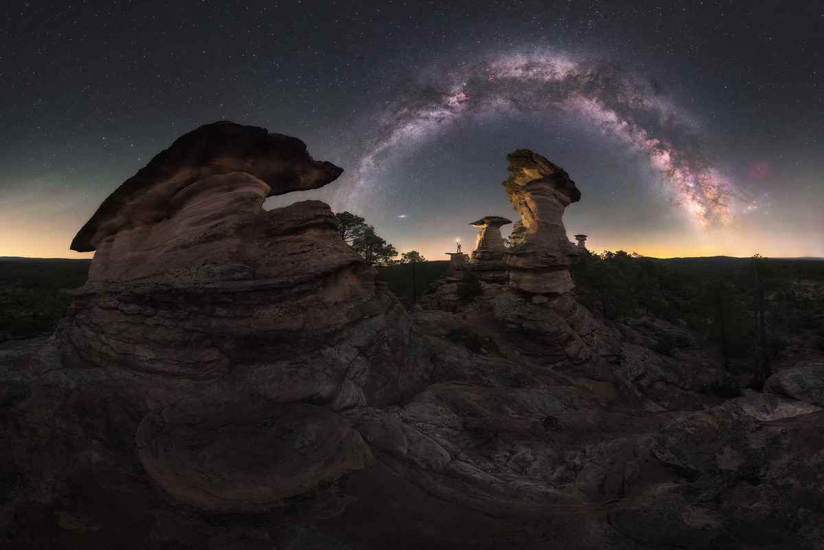 《昆卡風化石柱上空的銀河》，地點：西班牙昆卡。（Luis Cajete via Capture the Atlas提供）