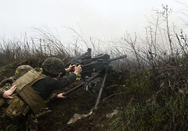 2022年12月17日，烏克蘭士兵在東部前線使用美國援助的MK-19自動榴彈發射器，向俄軍開火。（Genya Savilov/AFP via Getty Images）