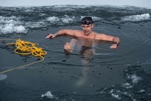 組圖：捷克男子打破冰下游泳世界紀錄
