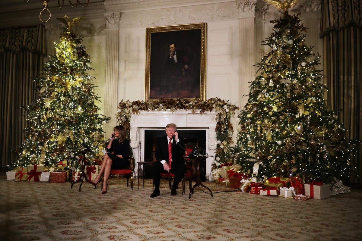 聖誕節前一天（12月24日），美國總統特朗普和第一夫人梅拉尼婭在白宮當義工，接聽孩子們的聖誕電話，並回答問題。（Chip Somodevilla/Getty Images）