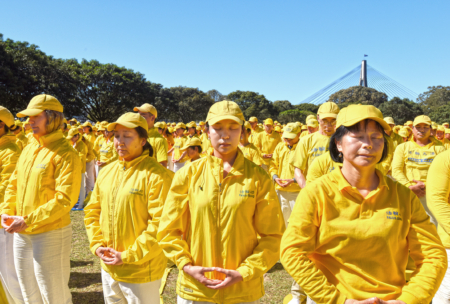 2025年10月11日,澳洲法輪功學員在悉尼水濱公園Jubilee Park舉行排字活動。(沈科/大紀元)