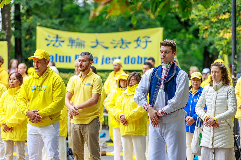 9月10日晨，歐洲多國部份法輪大法學員在華沙城市公園The Saxon Garden集體煉功。（張清䬙／大紀元）