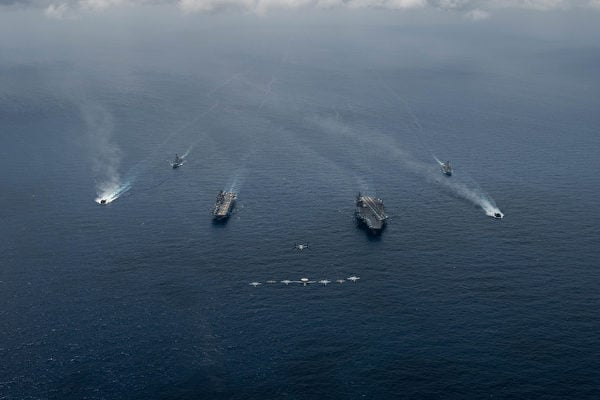 2023年2月15日，美軍的尼米茲號航母打擊群和馬金島號兩棲攻擊艦戰備群在南海編隊航行。（美國海軍）