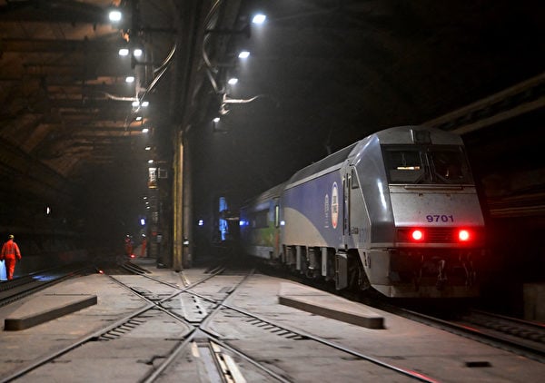 2023年2月12日，在英法海底隧道（Channel Tunnel）維修期間，一輛列車行駛於右側軌道。（Francois Lo Presti/AFP）
