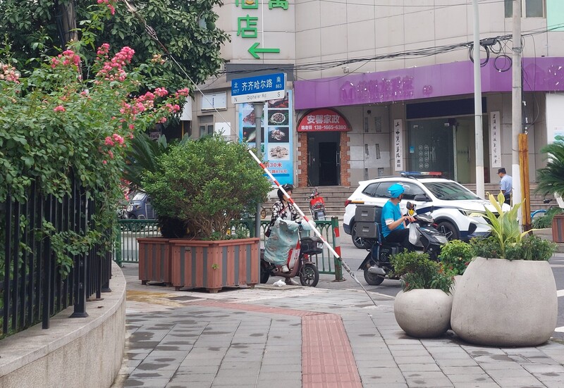 齊齊哈爾體育館坍塌後 上海同名馬路警力增加