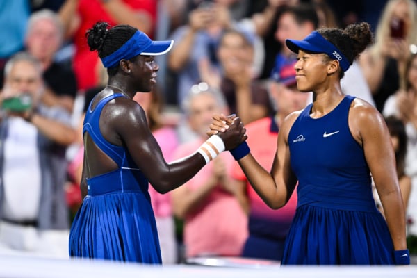 2025年8月7日,女子網壇WTA1000滿地可站決賽上,18歲本土「黑馬」姆博科(Victoria Mboko)以2:6/6:4/6:1逆轉擊敗前「世界第一」、四屆大滿貫冠軍得主大坂直美(Naomi Osaka、右),贏得首個巡迴賽女單冠軍。圖為大坂直美(右)賽後祝賀姆博科奪冠。(Minas Panagiotakis/Getty Images)