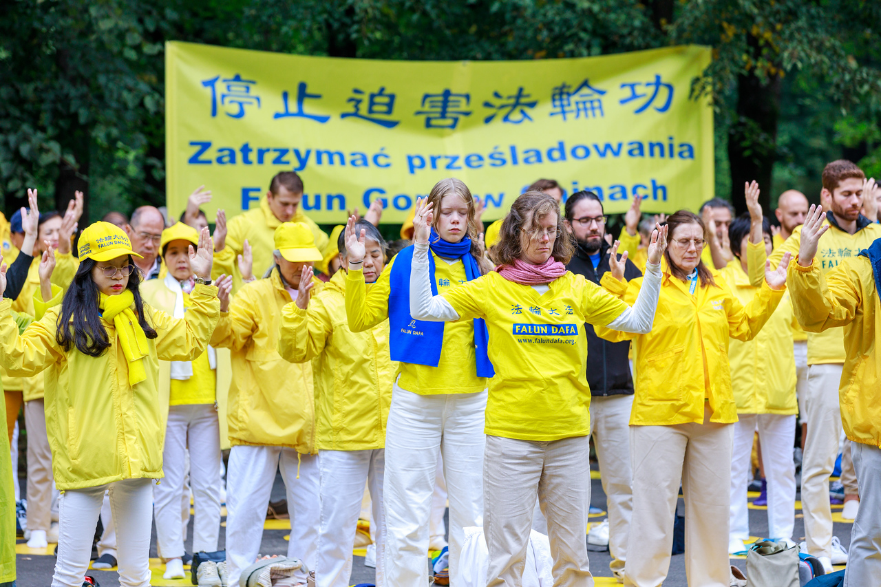 9月10日晨，歐洲多國部份法輪大法學員在華沙城市公園The Saxon Garden集體煉功。（張清䬙／大紀元）