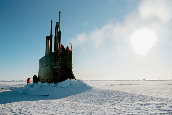 2018年3月18日，海狼級攻擊潛艇康涅狄格號（SSN 22）從北極的冰面上浮，以評估其在北極的戰備狀態。（美國海軍）