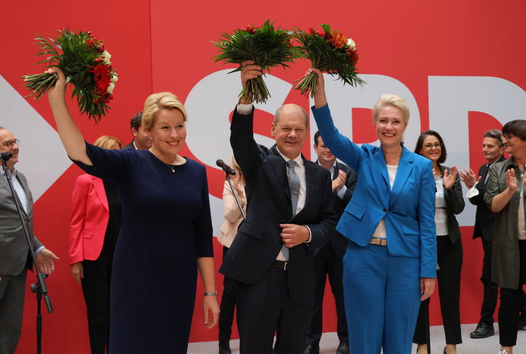 德國社會民主黨總理候選人舒爾茨（中）9月27日確定該黨得票率領先，表明接下來將展開組閣談判。(Sean Gallup/Getty Images)