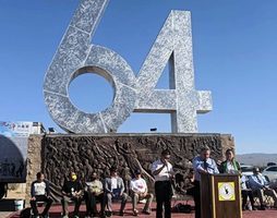 加州沙漠雕塑公園紀念六四 國會議員史密斯出席